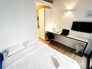 a bedroom with a bed and a desk with a computer at Ooostel2.be Zaventem in Zaventem