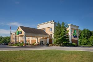 un hotel con una gasolinera en un aparcamiento en Holiday Inn Express Hanover, an IHG Hotel, en Hanover