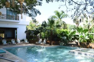 una piscina di fronte a una casa di Saman Boutique Hotel a Las Terrenas