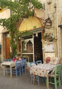 een restaurant met tafels en stoelen voor een gebouw bij The Nest in Grosseto