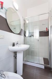 y baño blanco con lavabo y ducha. en G House Rimini Spiaggia, en Rímini