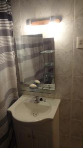 a bathroom with a sink and a mirror at Céntrico Depto - Viña del Mar in Viña del Mar +12 photos