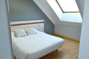 Postel nebo postele na pokoji v ubytování Hotel Alda Centro Oviedo