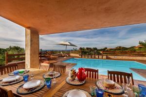 Bazén v ubytovaní Costa Paradiso Resort alebo v jeho blízkosti