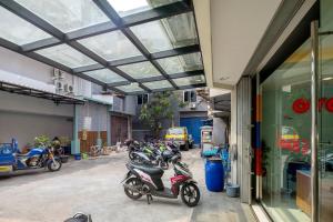 un grupo de motocicletas estacionadas dentro de un edificio en Super OYO Capital O 1121 Orienchi 2, en Yakarta