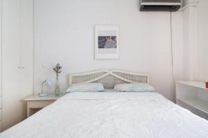 A bed or beds in a room at Flat in central Athens - Pangrati