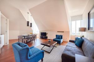 uma sala de estar com um sofá e uma mesa em Lisbon Five Stars Apartments 8 Building em Lisboa
