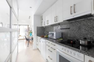 Η κουζίνα ή μικρή κουζίνα στο vilasardemarlux3 +22 φωτογραφίες