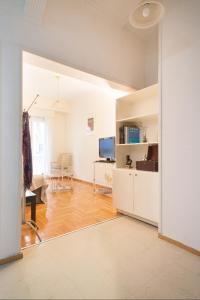 TV a/nebo společenská místnost v ubytování Flat in central Athens - Pangrati
