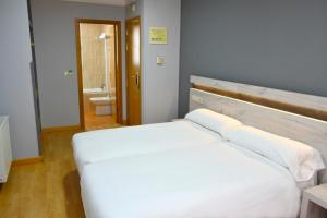 Postel nebo postele na pokoji v ubytování Hotel Alda Centro Oviedo