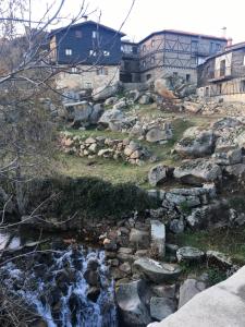 un arroyo con rocas y edificios al fondo en Hostal La Balsá, en La Alberca 35 fotos más
