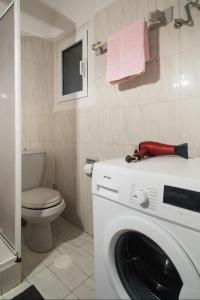 A bathroom at Flat in central Athens - Pangrati Még 16 kép