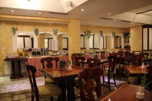 - un restaurant avec des tables et des chaises dans une salle dans l'établissement Wali's Hotel, à Bielefeld