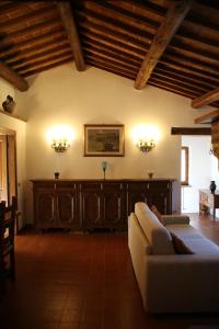 a living room with a couch and a table at Villa Santa Maddalena in Cetona