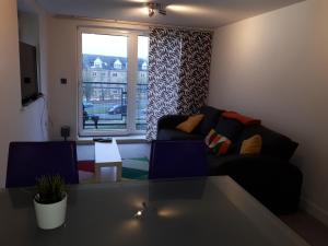 A seating area at Howlands Bright 2 bed 2 bath apartment balcony with views over town