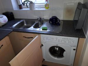 A kitchen or kitchenette at Howlands Bright 2 bed 2 bath apartment balcony with views over town