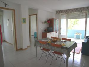 uma cozinha com mesa e cadeiras num quarto em Villa Clivia em Grado