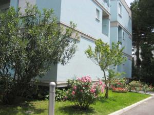 um edifício azul com flores em frente em Villa Clivia em Grado