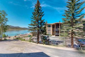 a resort with trees in front of a lake at La Bonte Leisure Beauty in Dillon