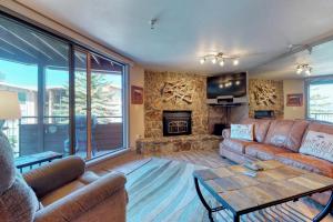 a living room with a couch and a fireplace at La Bonte Leisure Beauty in Dillon