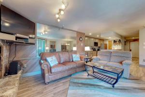a living room with a couch and a table at La Bonte Leisure Beauty in Dillon