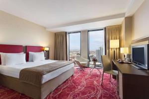 Postel nebo postele na pokoji v ubytování Ramada Sibiu Hotel + 37 fotografií