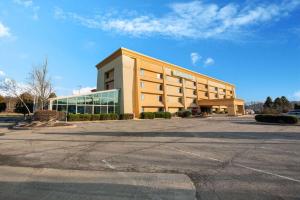 un gran edificio frente a un aparcamiento en La Quinta by Wyndham Mansfield OH, en Mansfield