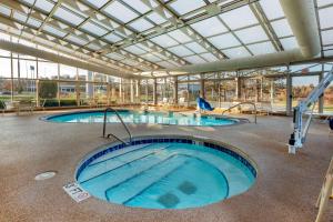 Swimming pool sa o malapit sa La Quinta by Wyndham Mansfield OH