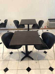 una mesa con cuatro sillas en una habitación en Capital inn, en Cordele