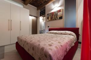 Schlafzimmer mit einem großen Bett mit einem roten Kopfteil in der Unterkunft Perla al centro di Torino - next Mole in Turin