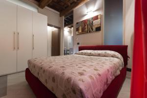 a bedroom with a large bed with a red headboard at Perla al centro di Torino - next Mole in Turin