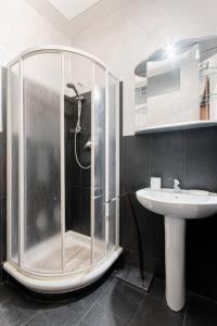 uma casa de banho com um chuveiro e um lavatório. em Perla al centro di Torino - next Mole em Turim