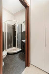 uma casa de banho com um chuveiro, um WC e um lavatório. em Perla al centro di Torino - next Mole em Turim