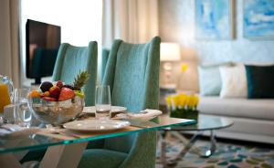 einen Esstisch mit einer Obstschale darauf in der Unterkunft DAMAC Maison Mall Street in Dubai