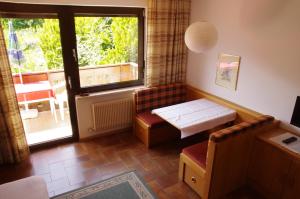 uma sala de estar com uma mesa e uma janela em Appartements Oberpefohl em Parcines