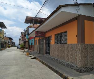 un bâtiment situé sur le côté d'une rue dans l'établissement Alojamiento "Selva Del Sol", à Rioja