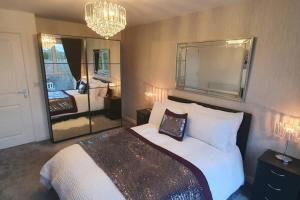 ein Schlafzimmer mit einem großen Bett und einem Spiegel in der Unterkunft The Copper Pan by Ritual Stays in Hemel Hempstead
