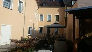 a patio with a gazebo and a building at 3 Zimmer Wohnung für 6 Personen in Gößnitz
