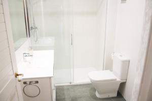 Un baño blanco con ducha y WC. en Cozy marine & spa villa, en Cambrils 22 fotos más