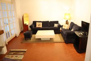 una sala de estar con un sofá y una mesa en Cozy marine & spa villa, en Cambrils