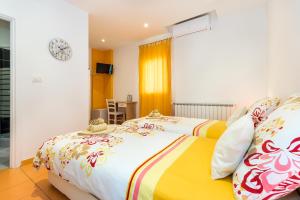 two beds sitting next to each other in a bedroom at Guest house Slatki Snovi in Knin