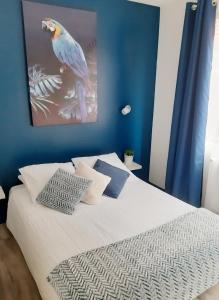una camera da letto con un letto dipinto a forma di uccello sul muro di A Mi Chemin a Obernai