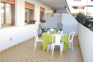 a table and chairs sitting on a patio at Condominio Piscina in Grado