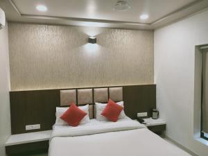 Postel nebo postele na pokoji v ubytování HOTEL AIRPORT INN ONE
