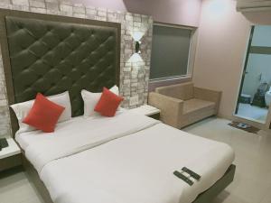 Postel nebo postele na pokoji v ubytování HOTEL AIRPORT INN ONE