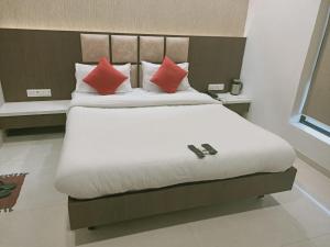 Postel nebo postele na pokoji v ubytování HOTEL AIRPORT INN ONE