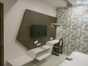 TV a/nebo společenská místnost v ubytování HOTEL AIRPORT INN ONE