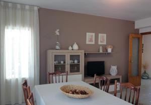 - une salle à manger avec une table et un bol de fruits dans l'établissement CASA AGUILAR, à Castelserás