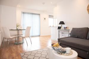 uma sala de estar com um sofá e uma mesa em Sunshine Place em Enfield