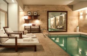 einen Pool mit Liegestühlen und einem Pool in der Unterkunft Awwa Suites & Spa in Buenos Aires